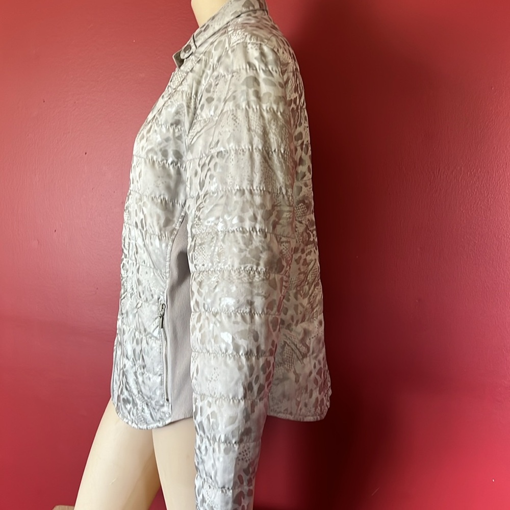 Like new Chico’s silver lightweight lined jacket - Picture 3 of 13